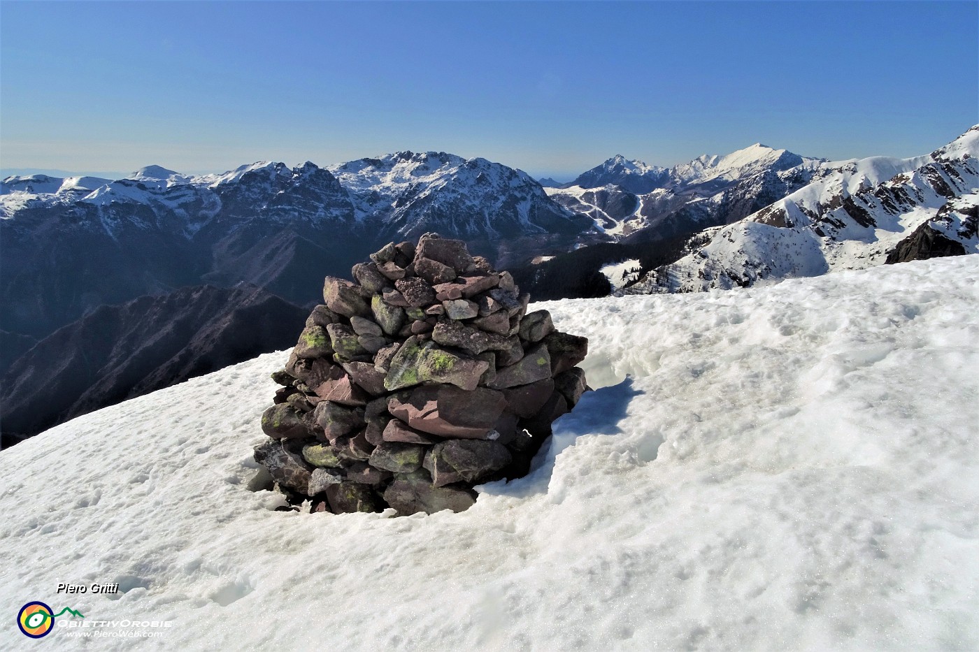 33 Sferzato dal vento scatto veloce all'omone del Monte Avaro (2080 m).JPG -                                